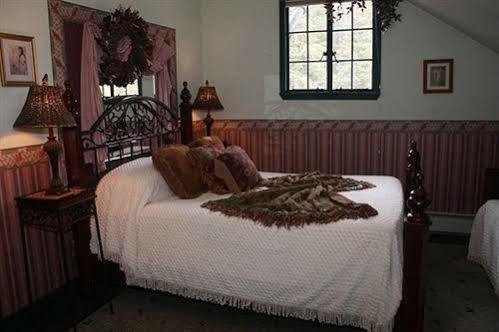 The Historic Brook Forest Inn 에버그린 외부 사진